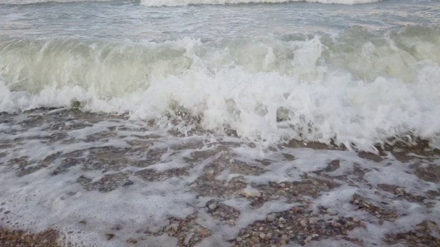 夏天海滩上的海浪。视频素材