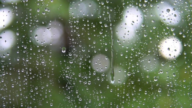 雨点从窗玻璃上滚下来。视频素材