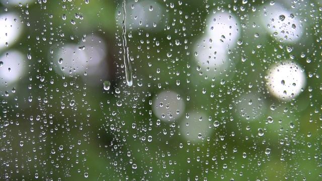 雨点从窗玻璃上滚下来。视频素材