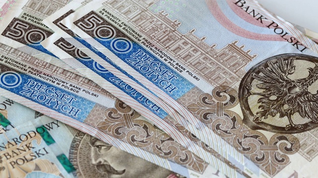 桌上数着的波兰货币，最高面值为500兹罗提的大量钞票视频素材