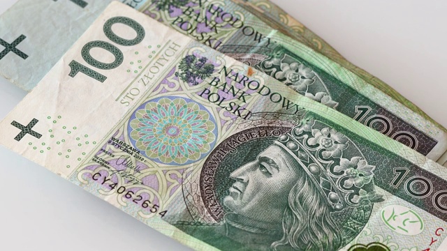 波兰货币，大量波兰货币，100或200兹罗提的钞票扔在桌子上，白色背景视频素材