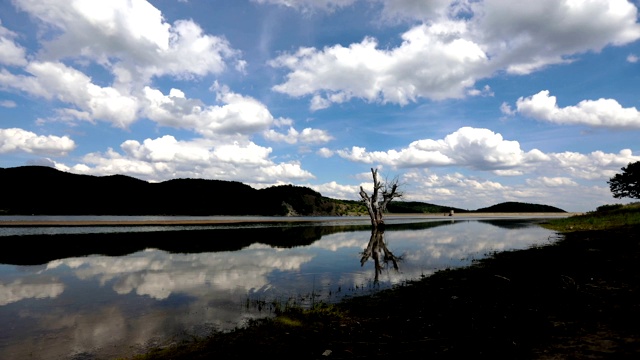 一个山湖的时间流逝，在它的草海岸视频素材