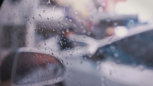 透过汽车玻璃正在下雨视频素材