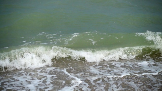 夏天海滩上的海浪。缓慢的运动。视频素材