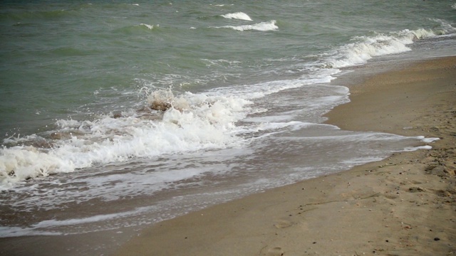 夏天海滩上的海浪。缓慢的运动。视频素材