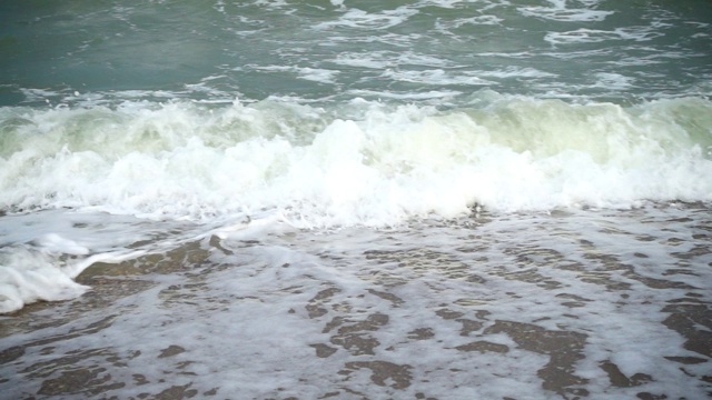 夏天海滩上的海浪。缓慢的运动。视频素材