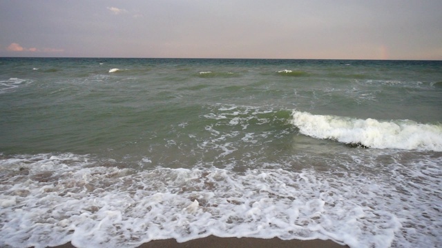 夏天海滩上的海浪。缓慢的运动。视频素材