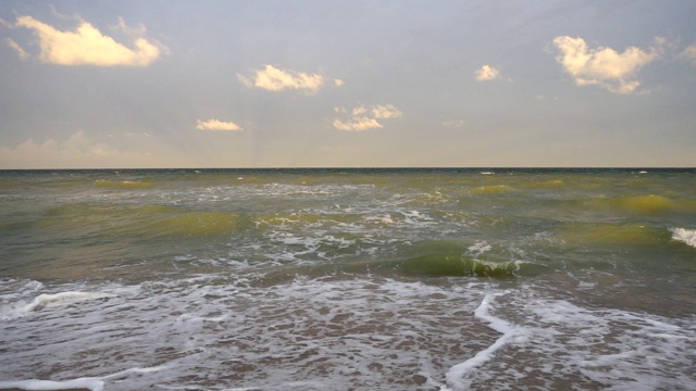 夏天海滩上的海浪。缓慢的运动。视频素材