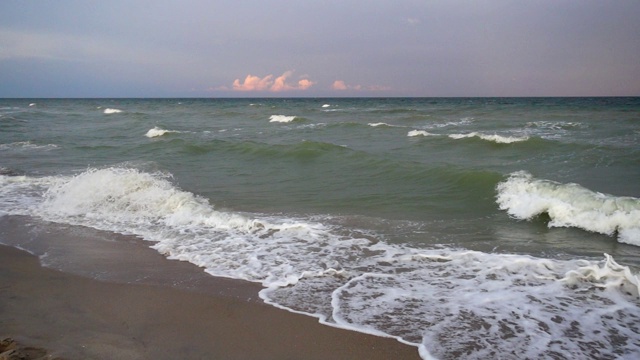 夏天海滩上的海浪。缓慢的运动。视频素材