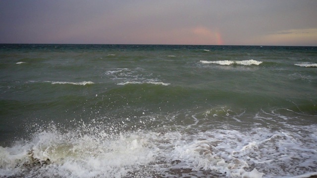 夏天海滩上的海浪。缓慢的运动。视频素材