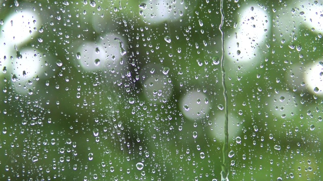 雨点从窗玻璃上滚下来。视频素材