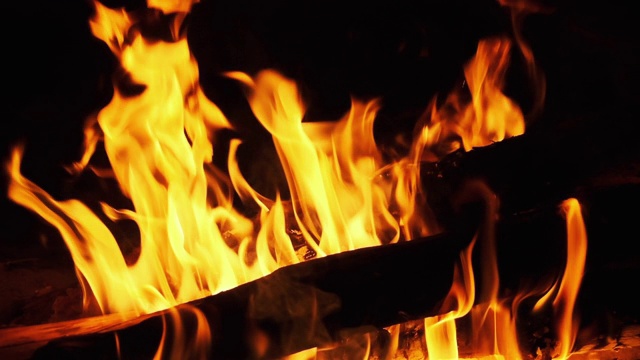 篝火燃烧之夜慢镜头240帧/秒大自然中篝火的火焰视频素材