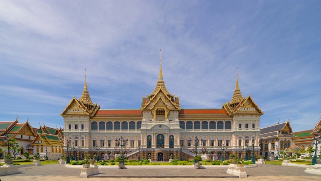 翡翠佛寺或玉佛寺金塔和老城区大皇宫的时间流逝。曼谷,泰国。佛教寺庙，泰国建筑。一个旅游景点视频素材