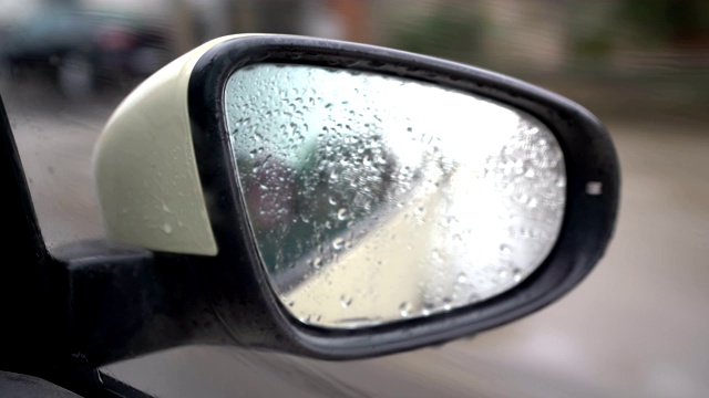 行驶在雨视频素材