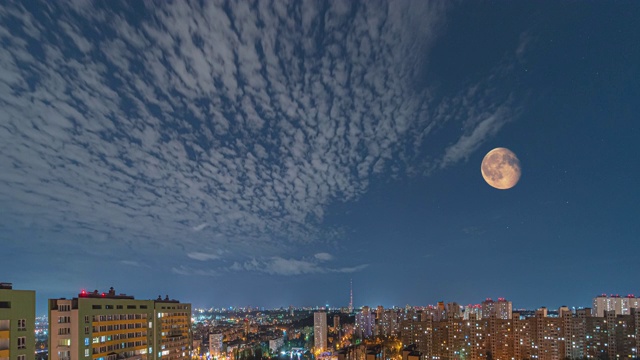 云在夜晚的城市上空飘过。时间流逝视频素材