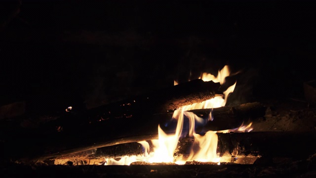 篝火在夜晚燃烧在慢镜头。大自然中篝火的火焰视频素材