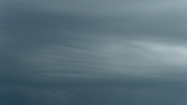 乌云在天空中流动。时间流逝视频素材