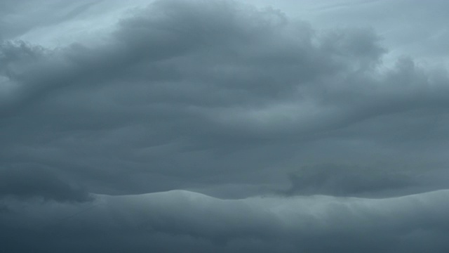 雨云在天空中移动。时间流逝视频素材