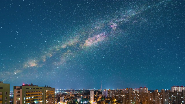 夜晚城市上空的星空。时间流逝视频素材