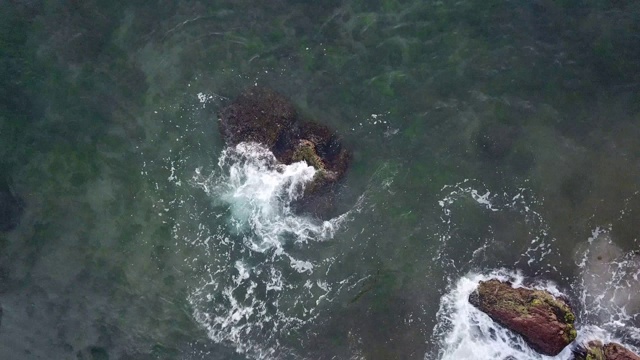 无人机鸟瞰海浪。视频素材