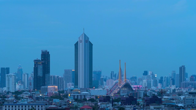 时间流逝的罗摩九号桥和开空大厦，摩天大楼高层建筑的城市城市，曼谷市中心天际线，泰国的晚上。视频素材