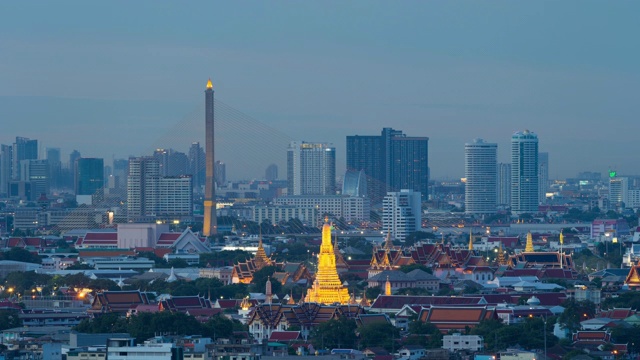 Rama 8桥和黎明寺或Wat Arun在Rattanakosin岛的建筑，城市老城区城市，曼谷天际线的航拍时间。泰国市中心的夜晚。视频素材