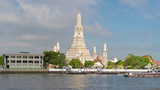 时间流逝的寺庙或Wat Arun与湄南河在Rattanakosin岛的建筑，城市老城区城市，曼谷天际线。泰国市区，蓝天。视频素材