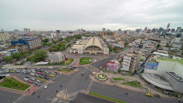 华兰蓬或曼谷铁路终点站与摩天大楼在城市城市，曼谷市中心天际线，泰国。高速公路上的汽车在交通街道上行驶。视频素材