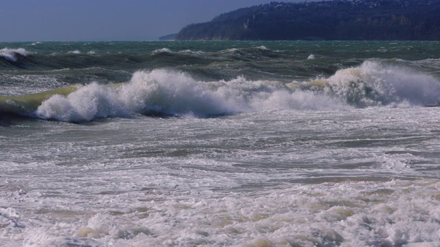 海浪涌向海滩视频素材