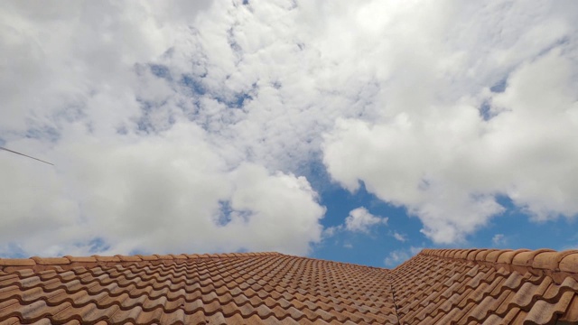 时间流逝蓝色的天空与云的背景。天空与云天气自然云蓝色。视频素材