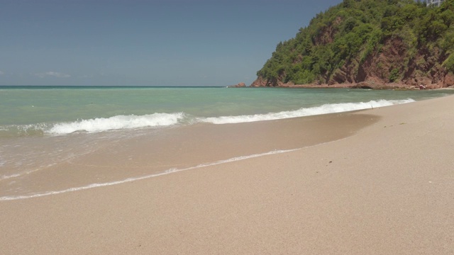 晴天的海浪拍打着海岸。海边海滨视频素材