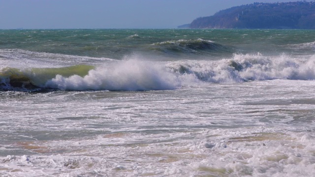 海浪涌向海滩视频素材