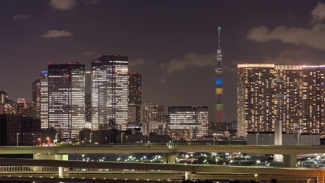 延时:空中东京彩虹桥与东京天空树和天空在晚上的日本视频素材