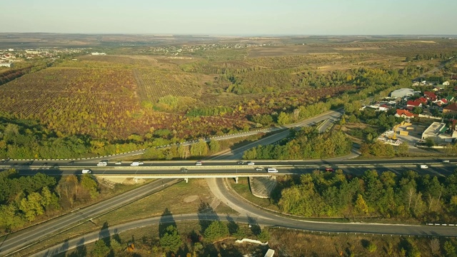 鸟瞰图飞行在令人惊叹的秋天自然和道路运行通过风景如画的乡村。路在秋景航拍。秋日的汽车驾驶道路穿过五彩缤纷的风景。视频素材