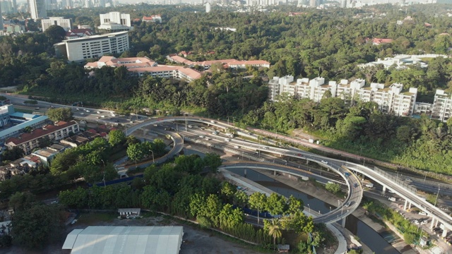 吉隆坡城市和道路交汇处的全景图。马来西亚。鸟瞰图视频素材