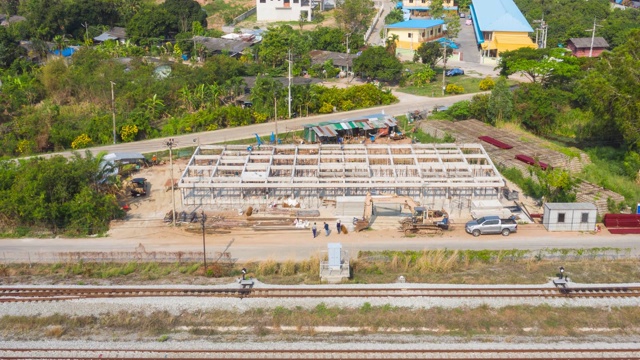 大型建筑工地及起重机工作鸟瞰图视频素材