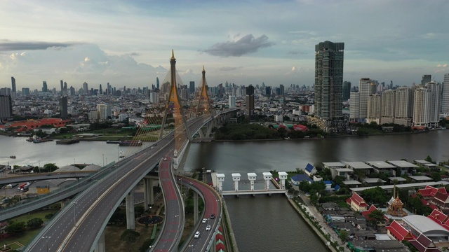 普密蓬悬索桥与汽车横跨曼谷湄南河的鸟瞰图视频下载