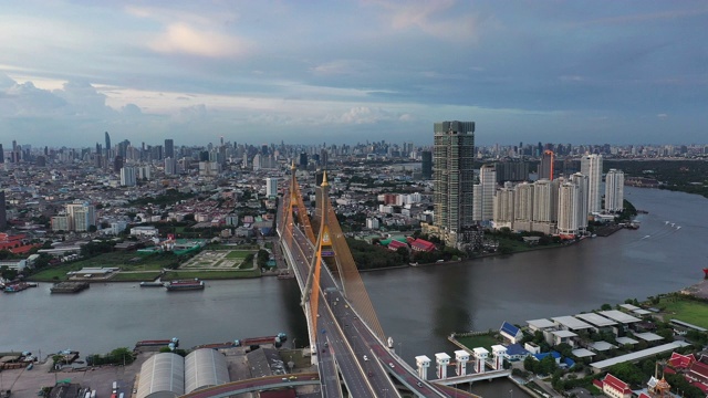 普密蓬悬索桥与汽车横跨曼谷湄南河的鸟瞰图视频下载