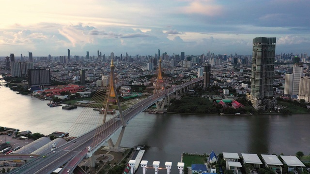 普密蓬悬索桥与汽车横跨曼谷湄南河的鸟瞰图视频下载