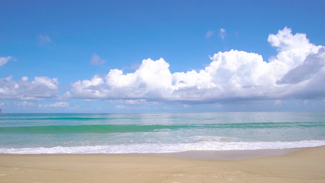 风景夏日海滩和海，普吉岛，泰国。海滩、沙滩和天空的风景在夏天的一天。海滩的空间区域。在泰国普吉岛的卡伦海滩。2020年7月31日。4 k UHD。视频剪辑视频素材