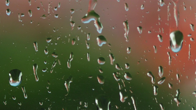 雨点打在窗玻璃上。近宏夏雨视频素材