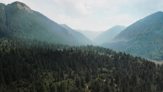 充满活力的雄伟的山脉和云景科罗拉多Bookcliff山脉与森林火灾烟雾的鸟瞰图4K视频视频素材