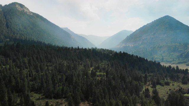 充满活力的雄伟的山脉和云景科罗拉多Bookcliff山脉与森林火灾烟雾的鸟瞰图4K视频视频素材