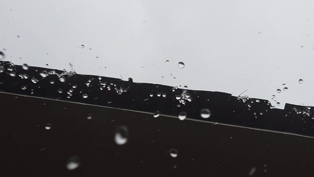 雨滴落在摄像机上的慢动作镜头视频素材