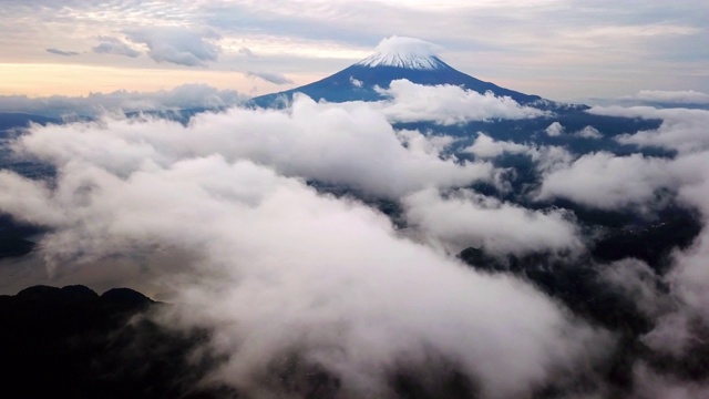 航拍富士山之上的云和移动的薄雾在早上的时间，富士山视频素材