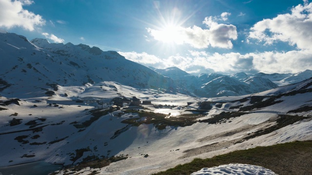 鸟瞰图的村庄在冬季景观与雪山和阳光视频素材