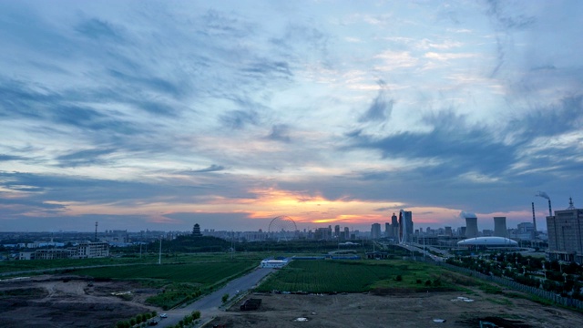 戏剧性的天空和城市天际线视频素材