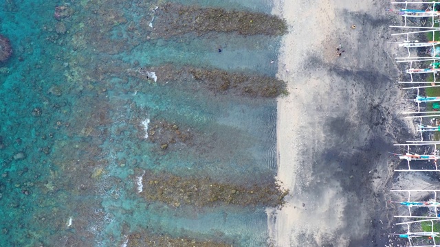 热带海湾有多石的沙滩，船只。艾湄湾,印尼巴厘岛。视频下载