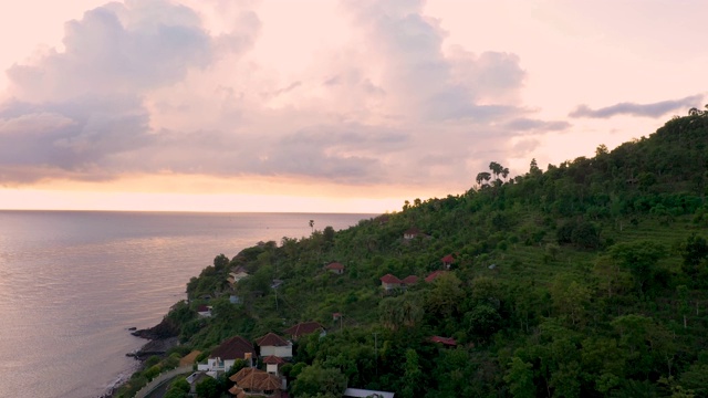 阿米德湾的日落，鸟瞰图。印度尼西亚,巴厘岛。风景优美的风景视频素材