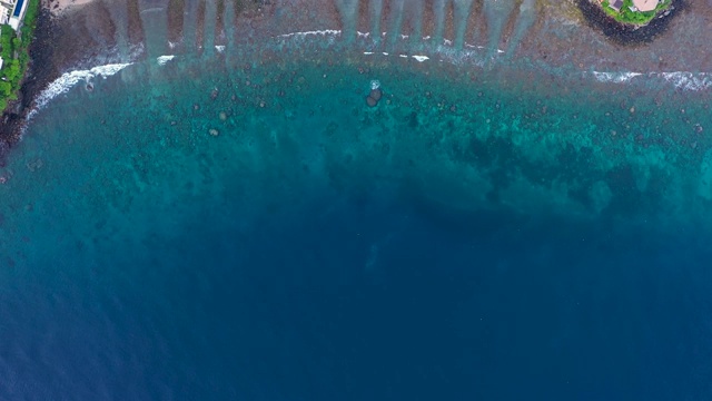 阿米德湾令人惊叹的海水。印度尼西亚,巴厘岛。鸟瞰图视频素材